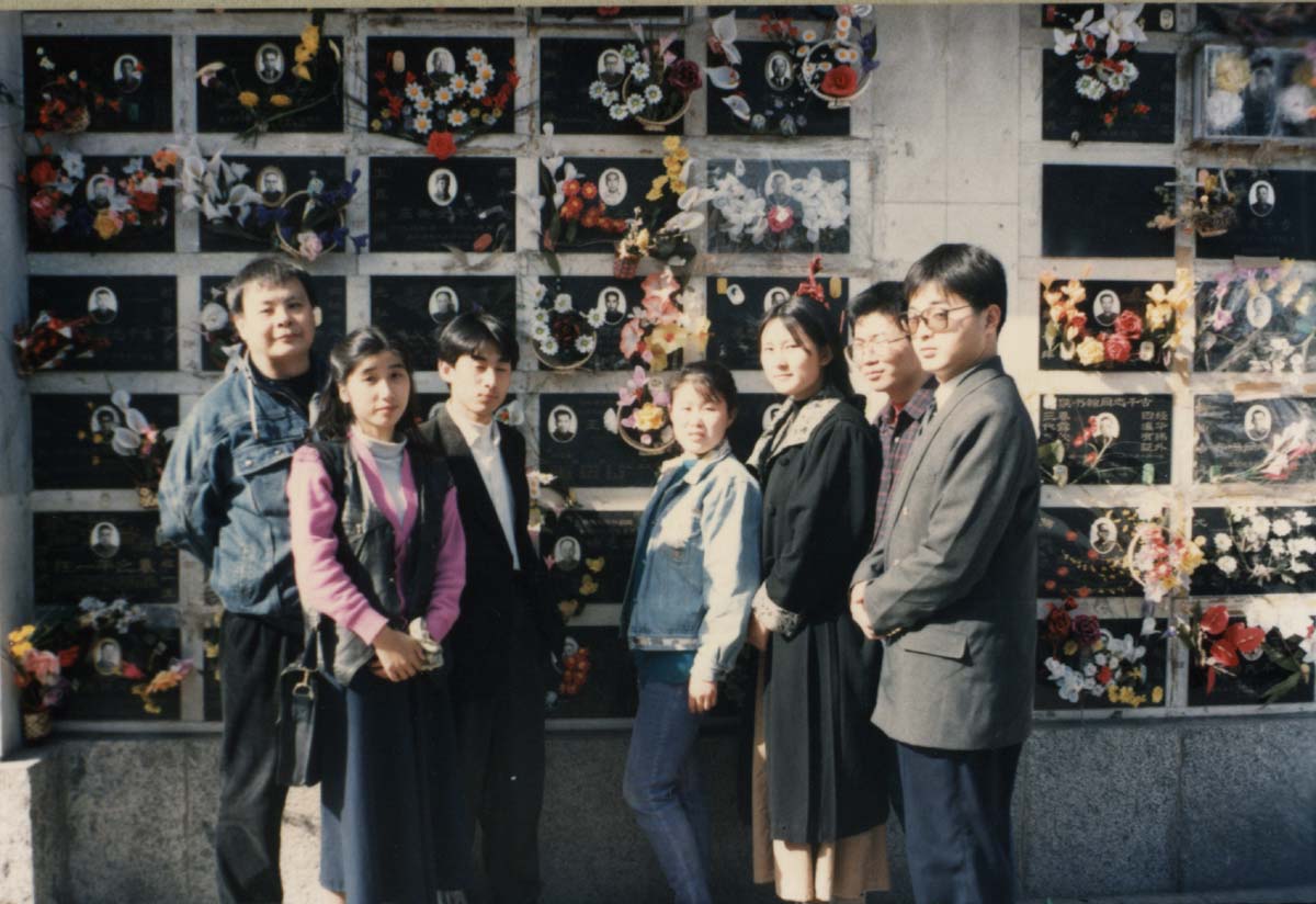 孟昭晋带华体会hth·(体育)(中国)官方网站学生拜谒王重民墓